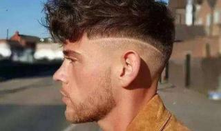 沙发自然卷又硬男生适合什么发型 男生自来卷发型设计